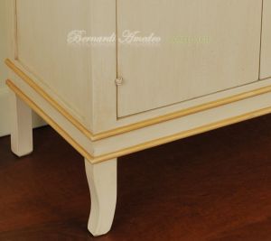 Armadietto stipetto 2 ante in legno laccato con decori stile classico